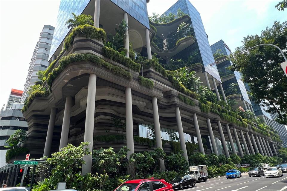 Singapur ist bei der Hitzebekämpfung einer der weltweiten Vorreiter - unter anderem helfen vertikale Gärten. (Archivbild)Carola Frentzen/dpa