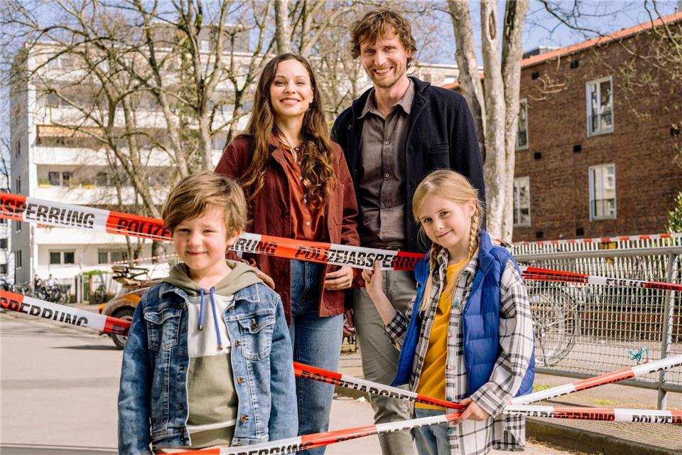 Singlemann mit Tochter trifft Alleinerziehende mit Sohn: Philipp (Ulrich Friedrich Brandhoff, r.) mit Tochter Miriam (Mia Grace Herold, r. unten) und Frederike (Mina Tander, li.) mit Sohn Fritz (William Vonnemann, li. unten). Martin Rottenkolber/ARD/DEGETO/dpa