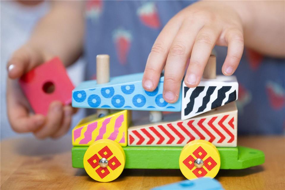 Sinkende Kinderzahlen sorgen bei den Kitas in Sachsen für finanzielle Probleme. (Symbolbild)Sebastian Kahnert/dpa
