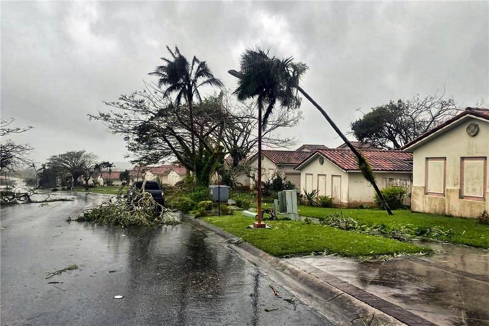 „Sinlaku“ gilt mittlerweile als Supertaifun. Damit ist ein besonders starker und gefährlicher Sturm gemeint. (Archivbild)Adam Brown/U.S. Coast Guard via AP/dpa