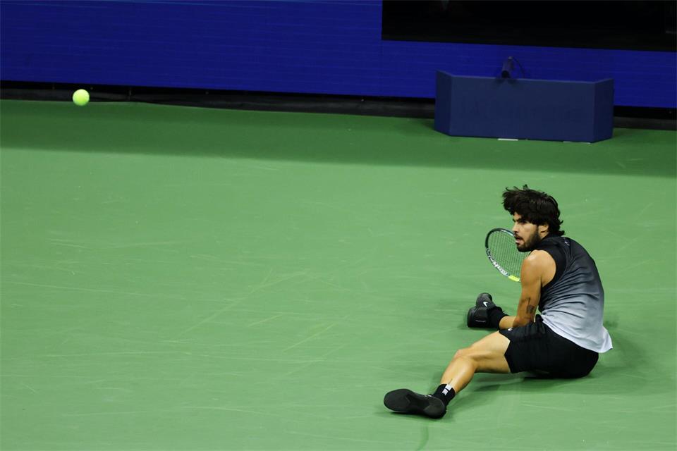 Sinnbild: Carlos Alcaraz am Boden. Adam Hunger/FR110666 AP/dpa