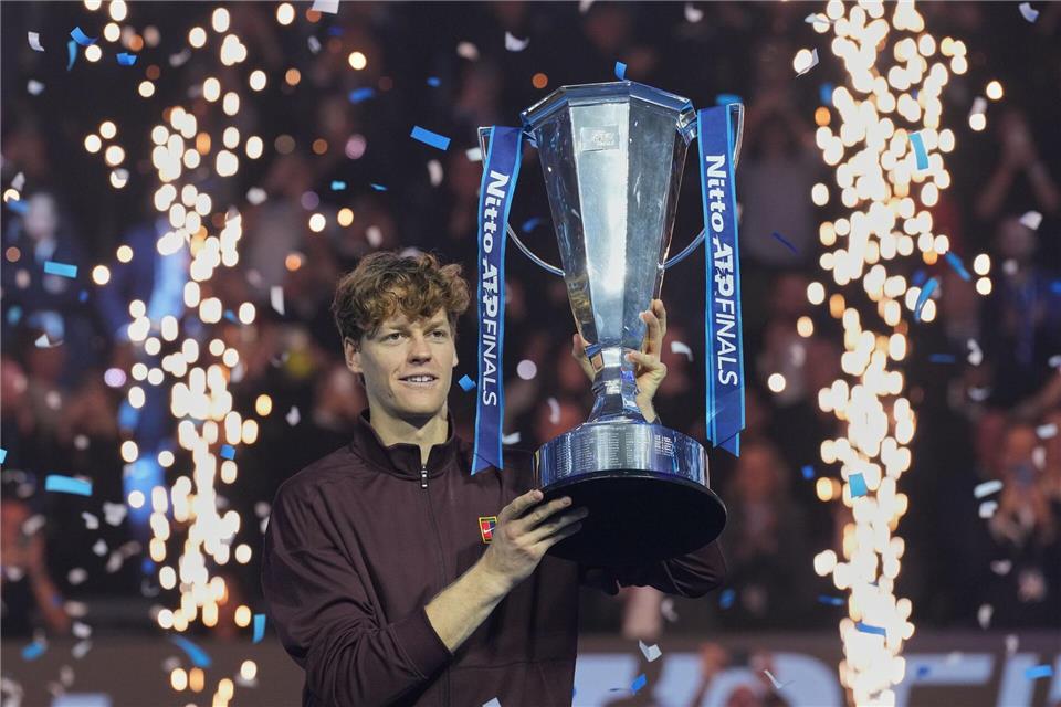 Sinner holt die Trophäe bei den ATP Finals.Antonio Calanni/AP/dpa