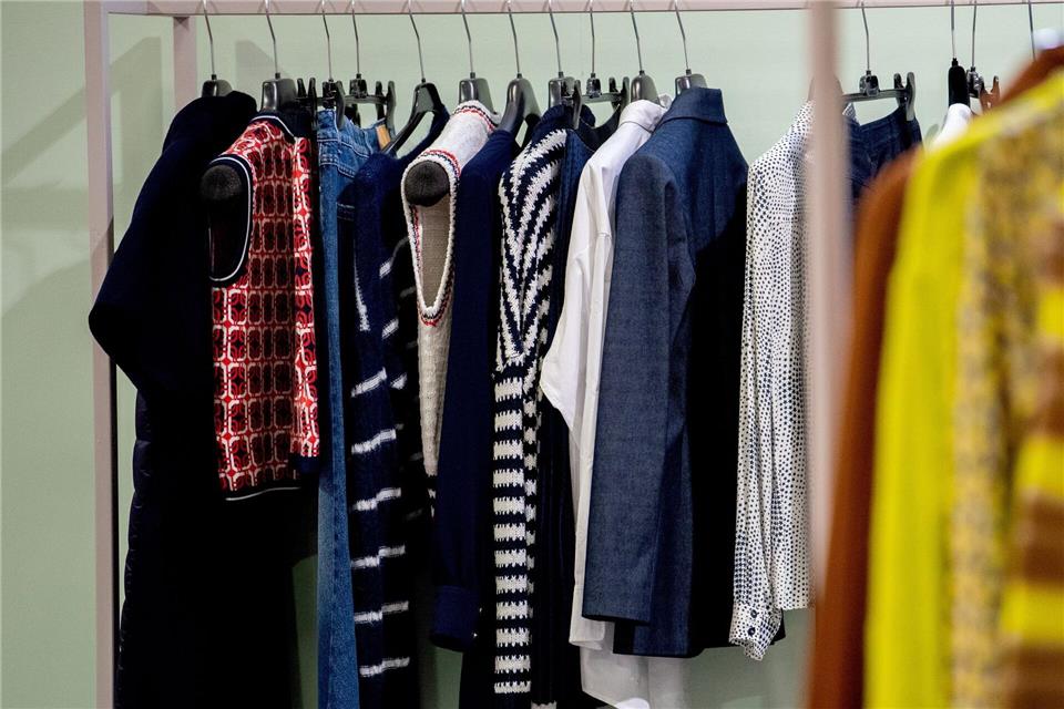 Sinnvolle Leere: Wer regelmäßig ausmistet, findet sich im eigenen Kleiderschrank besser zurecht. picture alliance/dpa/dpa-tmn