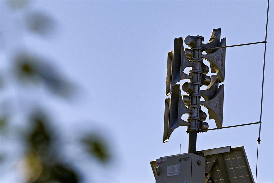 Sirenen auf einem Hausdach: In Hamburg ist die Abdeckung mit Sirenen nach Angaben der Innenbehörde sehr gut.Jens Kalaene/dpa