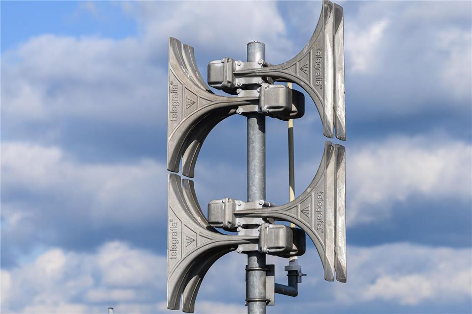 Sirenen sollen bei Gefahr warnen - in Halle und Querfurt gingen sie jedoch ohne Grund los. (Symbolbild)Robert Michael/dpa-Zentralbild/dpa