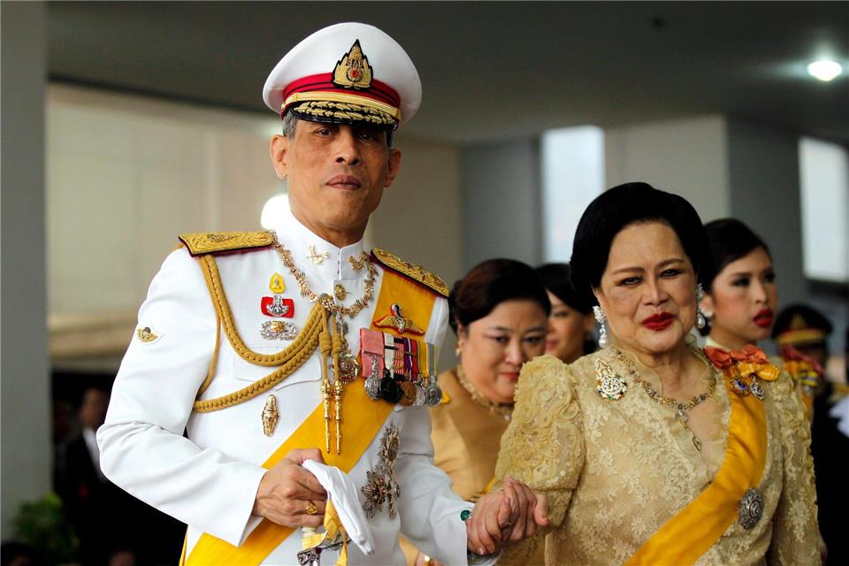 „Asiens Jacky Kennedy“: Thailands Ex-Königin Sirikit ist tot  Sirikit war im Volk äußerst populär und als Wohltäterin bekannt. (Archivbild)Rungroj Yongrit/EPA/dpa