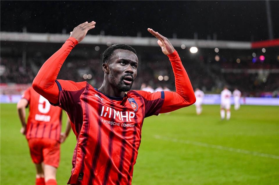 Sirlord Conteh und der 1. FC Heidenheim wollen in Bremen die Wende im Abstiegskampf schaffen.Harry Langer/dpa