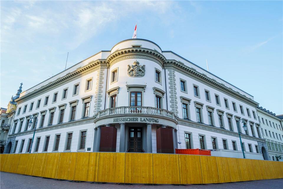 Sitz des Landtags ist unter anderem das historische Stadtschloss, das seit einigen Jahren saniert wird. (Archivbild)Andreas Arnold/dpa