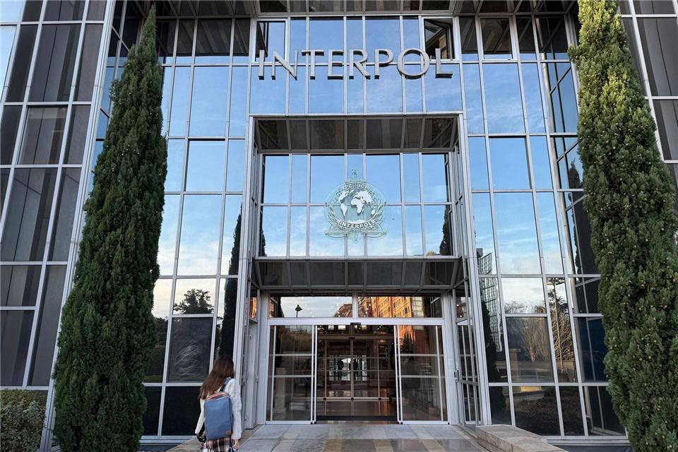 Sitz von Interpol in Lyon (Archivbild). Vor mehr als 20 Jahren wurde ihre Leiche in einer Regentonne in Frankreich gefunden - nun ist die Frau identifiziert und ein Verdächtiger geschnappt.Rachel Sommer/dpa