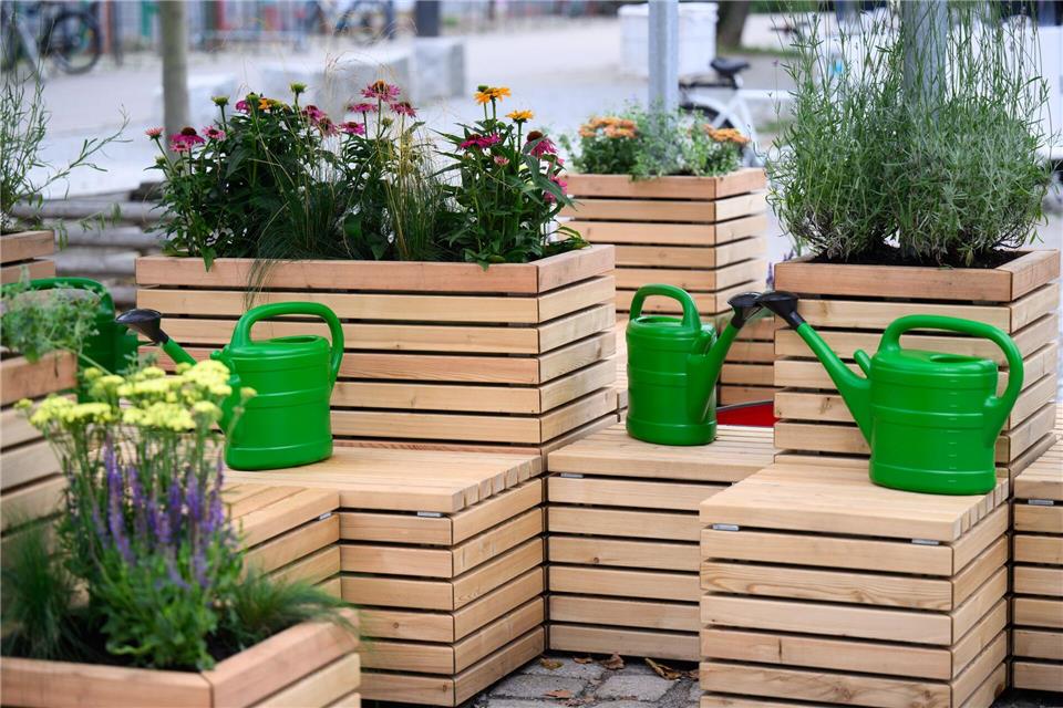 Sitzen im Schatten, Pflanzen und ein Trinkbrunnen: Das soll bei Hitze in der Öffentlichkeit helfen.Bernd von Jutrczenka/dpa