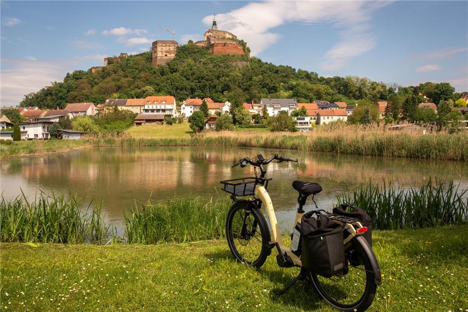 Sitzt auf einem erloschenen Vulkankegel: Burg Güssing, die auf der „Paradiesroute“ einer der schönsten Ausblicke bietet.Andreas Drouve/dpa-tmn