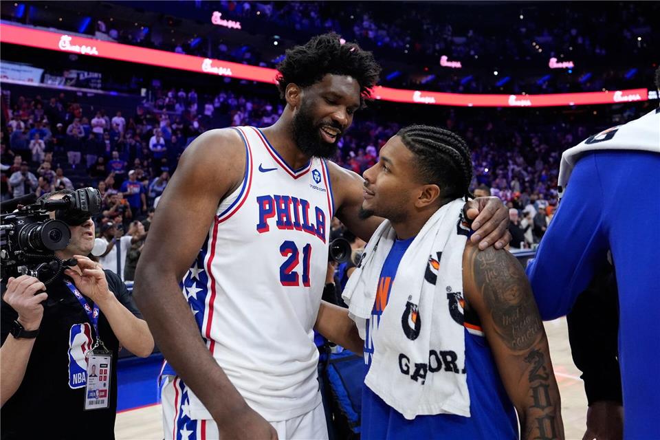 Sixers-Center Joel Embiid (l.) erwies sich nach dem Spiel als guter Verlierer.Matt Slocum/AP/dpa