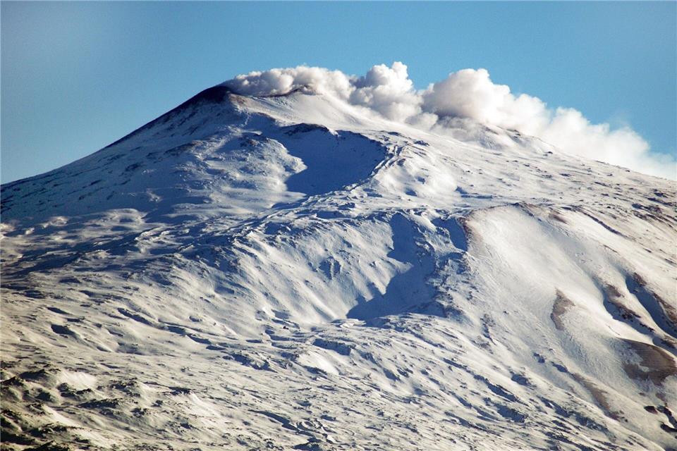 Sizilien kann mehr als Strandurlaub: Im Winter bieten Abfahrten vom aktiven Vulkan Ätna neben einer Wahnsinnsaussicht auch Nervenkitzel pur.Francesco Saya/epa/dpa-tmn
