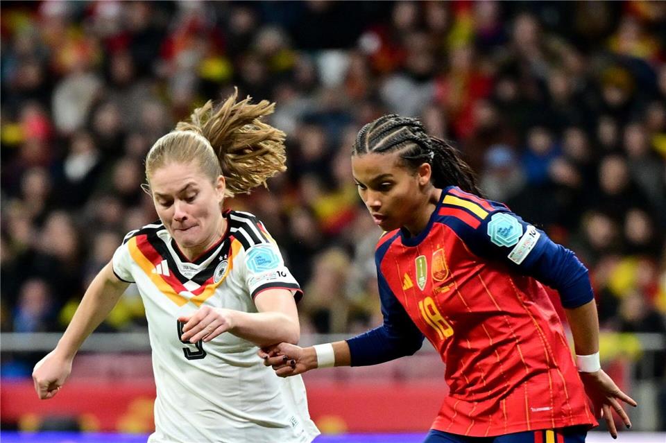 Sjoeke Nüsken (l) im Duell mit Spaniens Toptalent Vicky Lopez.  Sebastian Christoph Gollnow/dpa