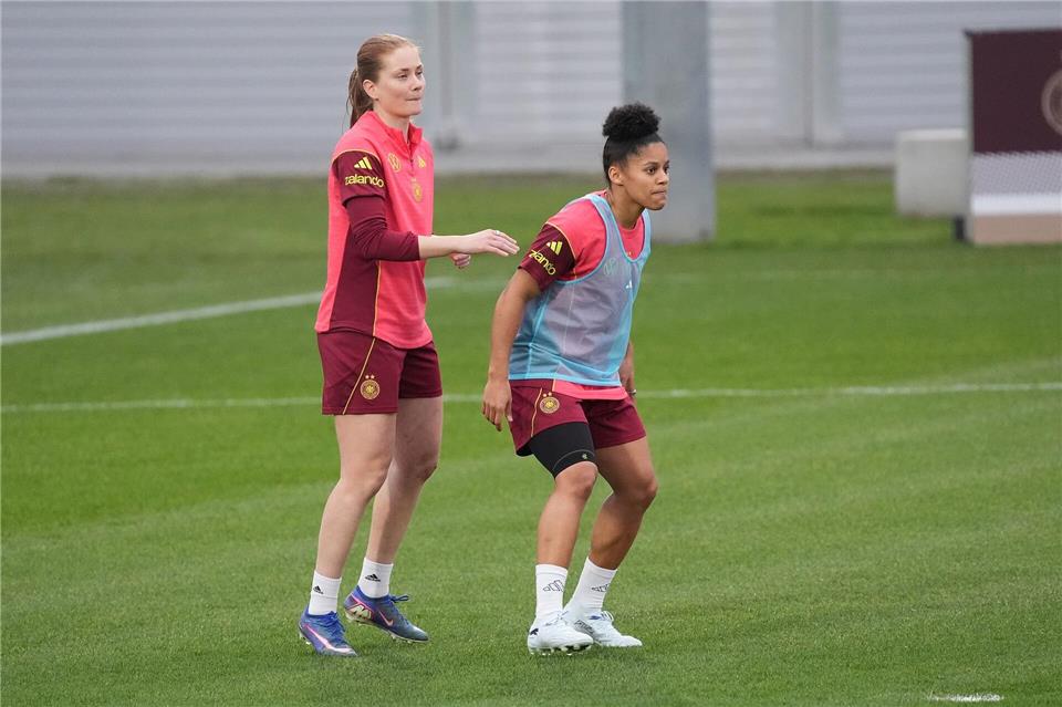 Sjoeke Nüsken (l.) und Shekeira Martinez: England-Profis beim DFB-Training.  Marc Schüler/dpa