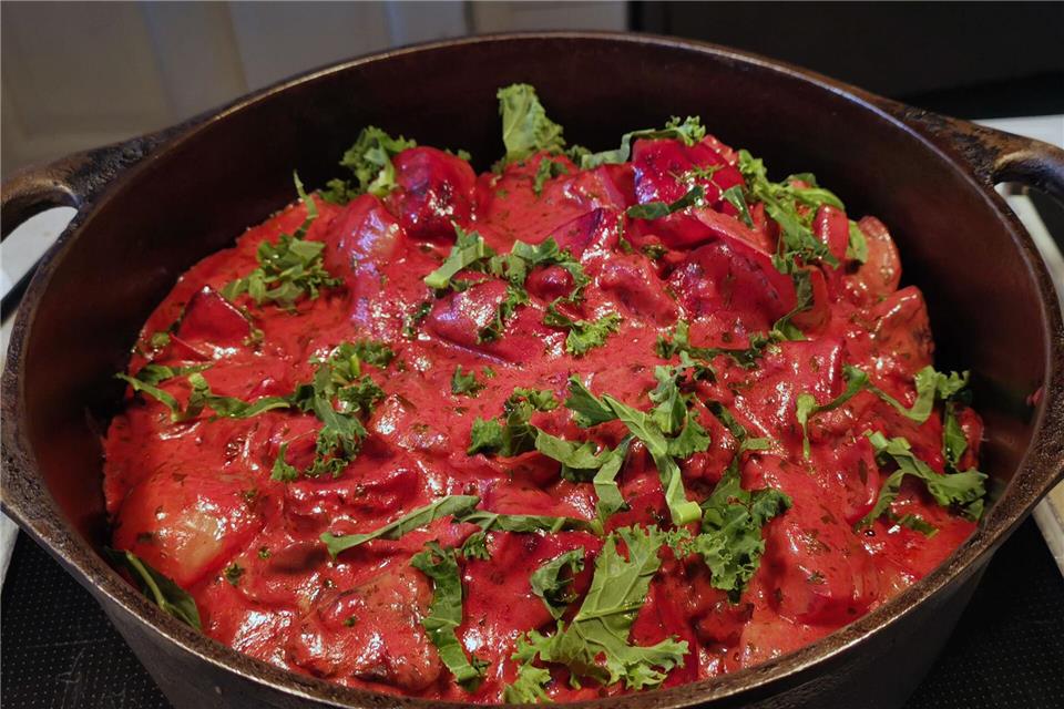 Skandi-Style: Bevor die Rote Bete mit anderem Wurzelgemüse zum Eintopf wird, entwickelt sie im Ofen reichlich Röstaromen. Geraldine Friedrich/dpa-tmn