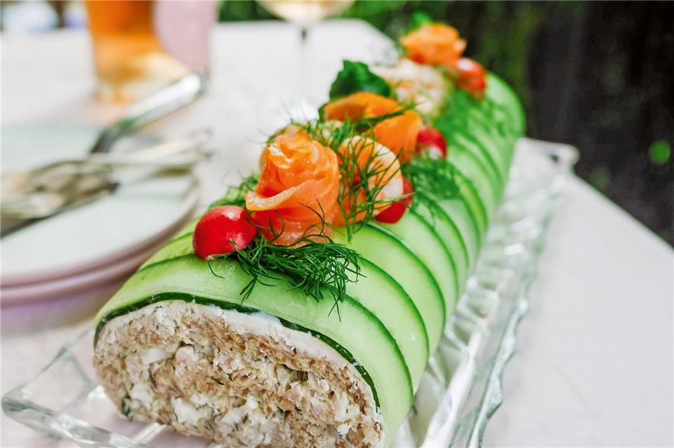 Skandinavienexpertin Michaela Fuchs kombiniert für die Brottorte Toastbrotscheiben mit Gurke, Frischkäse, Krabben und Eiern.Michaela Fuchs/Christian Verlag/dpa-tmn