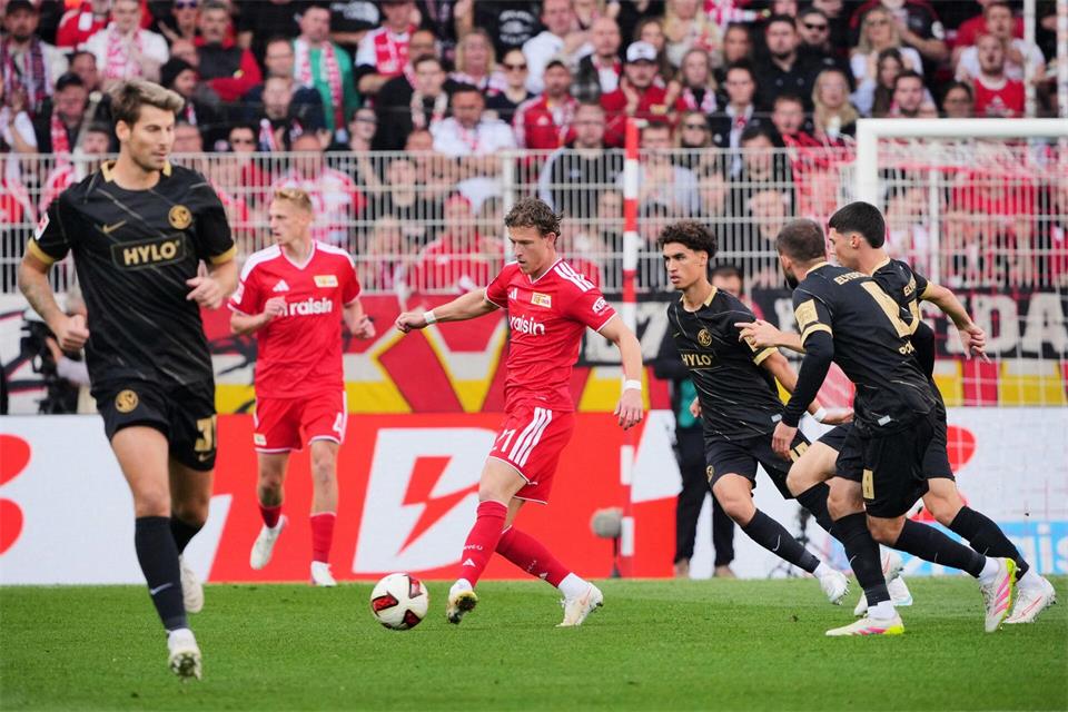 Skarke (M) stand erstmals in der Startelf.Soeren Stache/dpa