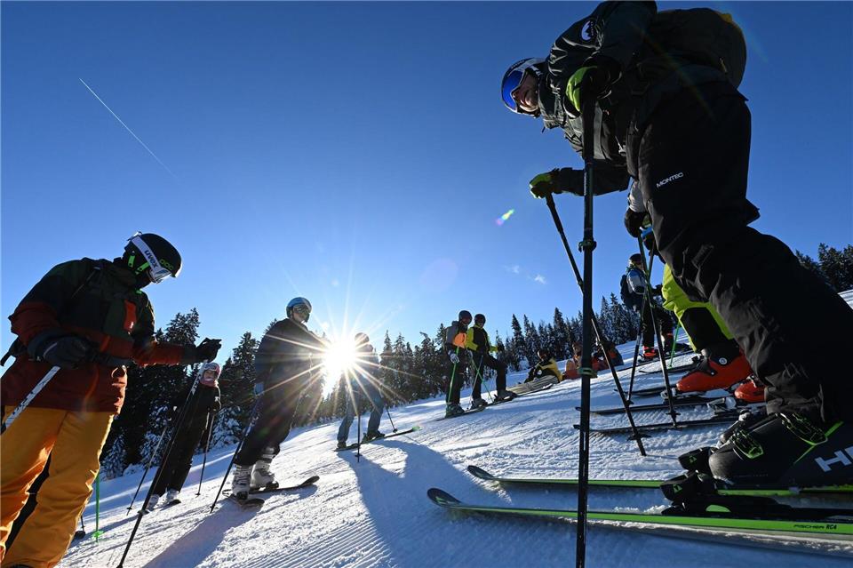 Schmelzender Pistenspaß: Bald Schwimmlager statt Skilager? Skifahren auf Klassenfahrten könnte zum Auslaufmodell werden. (Archivbild) Angelika Warmuth/dpa