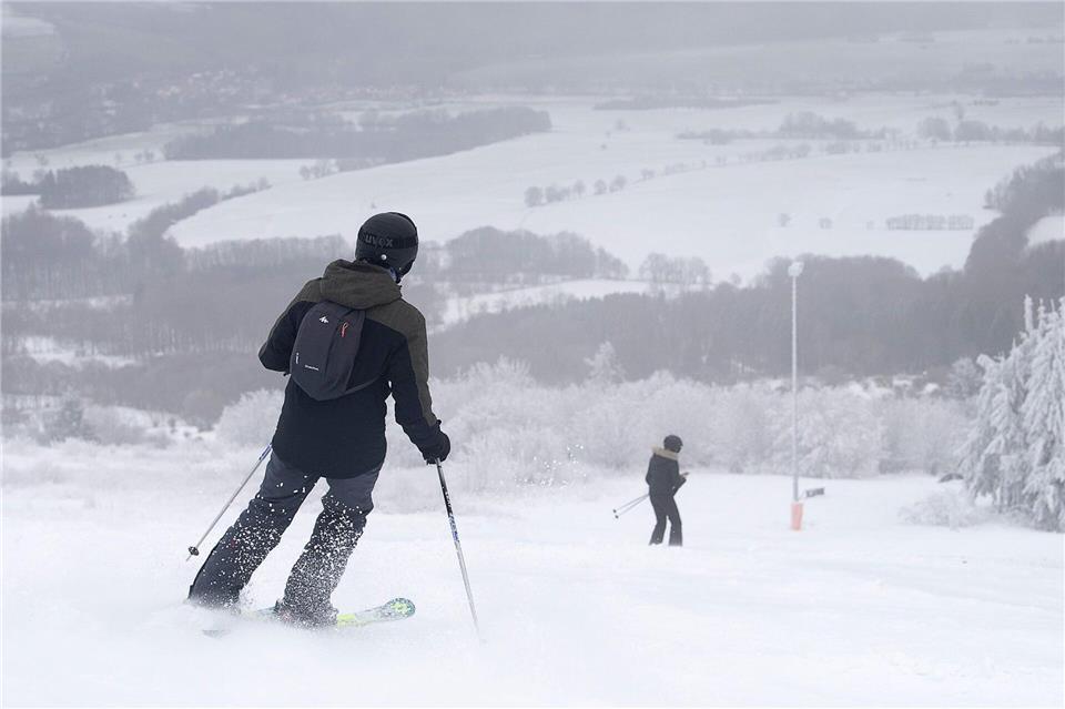Skifahrer können vom Neujahrstag an wieder auf der Wasserkuppe Richtung Tal gleiten. (Archivbild) Sebastian Gollnow/dpa