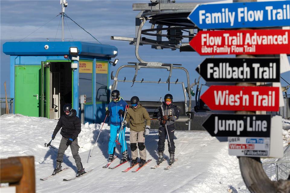 Skifahrer kommen von der Bergstation des Fallbachlifts. Der Snowpark Oberhof startet heute in die Alpinski-Saison.Michael Reichel/dpa
