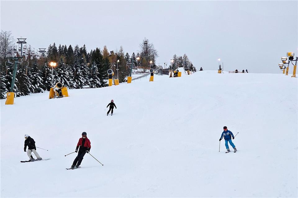 Skifans müssen in Sachsen improvisieren: Nur in Eibenstock laufen die Lifte – in Oberwiesenthal und Altenberg heißt es weiter abwarten. (Archivbild)Mike Müller/dpa