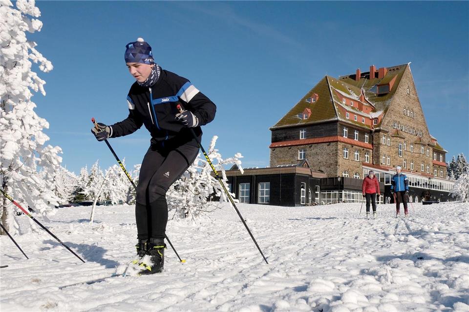 Skilangläufer sind am 2. Weihnachtstag auf dem Fichtelberg unterwegs.Sebastian Willnow/dpa