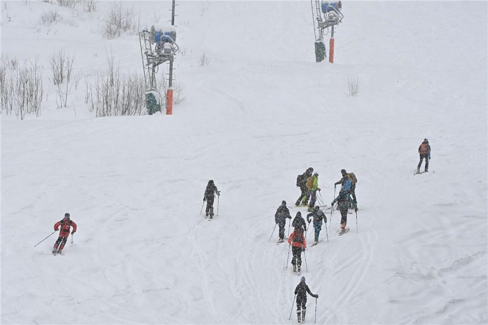 Skilifte sind eine Zeit lang nicht in Betrieb, dann muss der Berg anders erklommen werden. (Archivbild)Peter Kneffel/dpa
