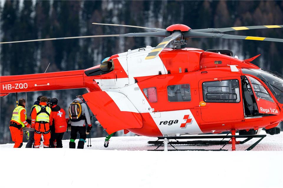 Skirennfahrerin Michelle Gisin wurde am Donnerstag per Hubschrauber geborgen.Jean-Christophe Bott/KEYSTONE/dpa