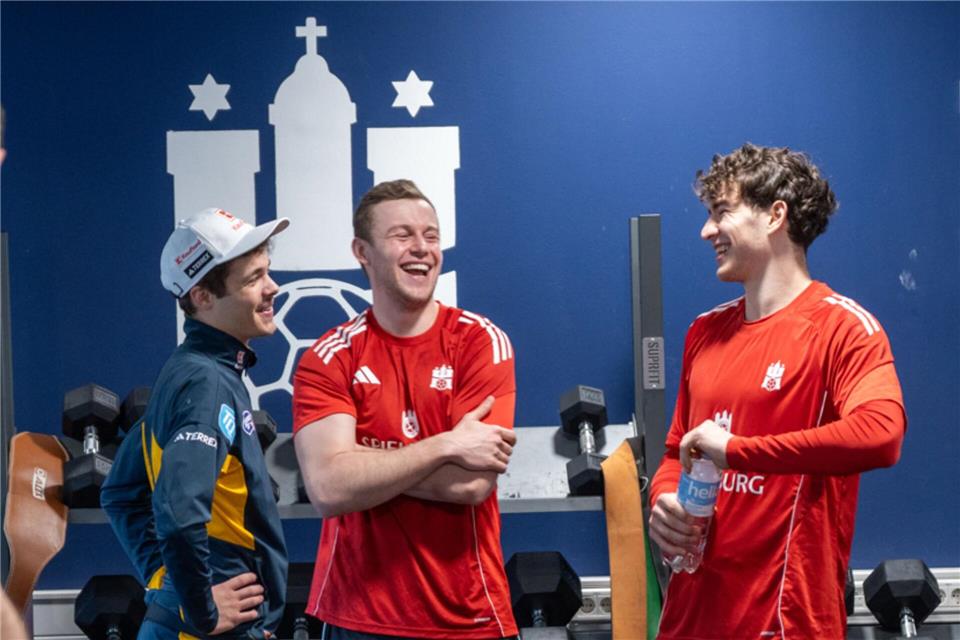 Skispringer-Olympiasieger Philipp Raimund (l-r) unterhält sich mit den Hamburger Handballern Moritz Sauter und Elias Kofler.Lea Düffert/HSVH/dpa