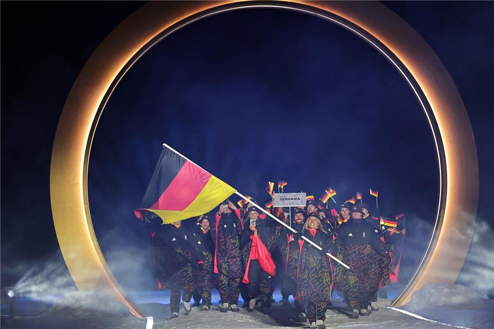 Skispringerin Katharina Schmid trug die deutsche Fahne in Predazzo.Daniel Karmann/dpa