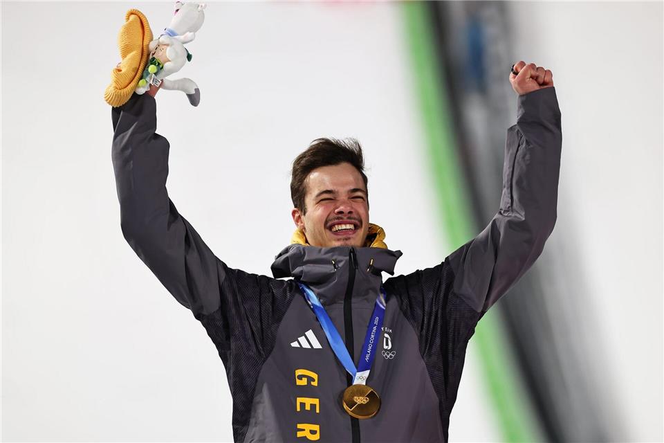 Skisprung-Olympiasieger Philipp Raimund vertraut seiner Mutter nicht nur beim Kochen. (Archivbild)Daniel Karmann/dpa