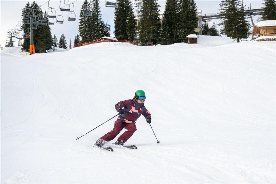 Skiurlaub in vollen Zügen genießen: Deutsche Skigebiete wie der Feldberg bieten günstige Nebenkosten und hervorragende Pisten für Wintersportler.picture alliance / dpa-tmn