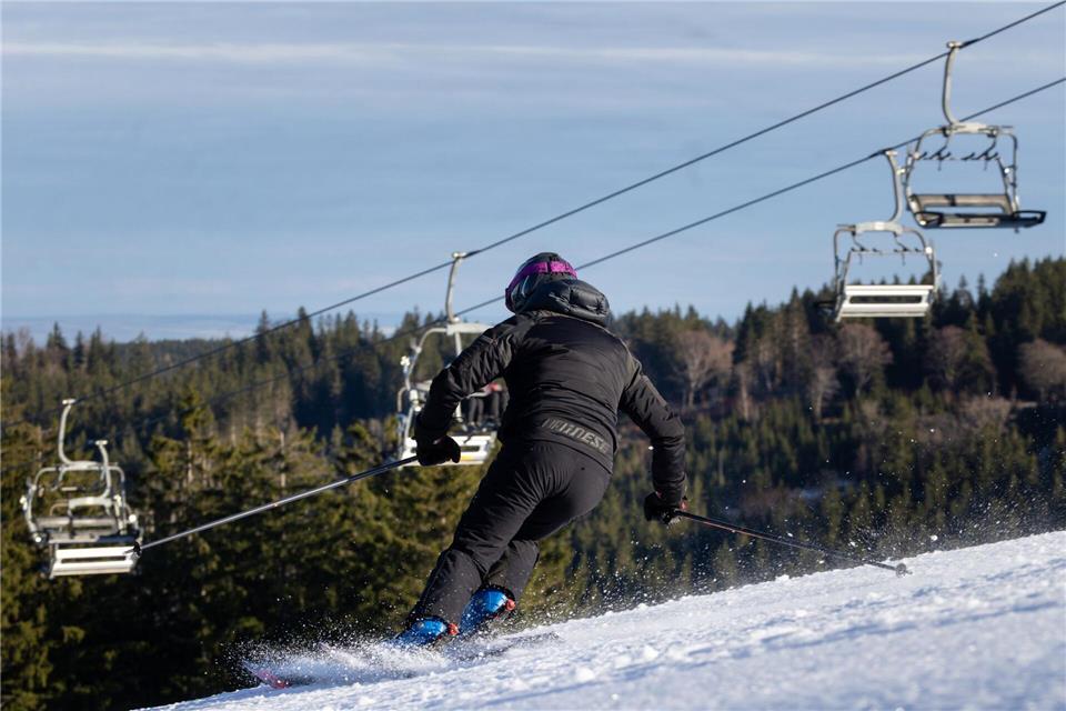Skivergnügen in Thüringen - am Samstag sind dort wieder alle Skigebiete geöffnet. Michael Reichel/dpa