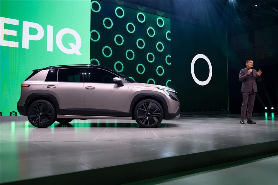 Skoda setzt auf Elektromobilität: Vorstandschef Klaus Zellmer präsentierte den Skoda Epiq während einer Pressekonferenz vor Beginn der Internationalen Automobil-Ausstellung (IAA Mobility) auf der Bühne. (Archivbild)Sven Hoppe/dpa