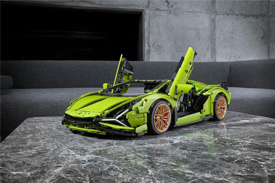 Skulptur aus Bausteinen: Dieser Lamborghini Hypercar Sián aus der Technic-Reihe von Lego besteht aus 3.696 Teilen und kostet rund 450 Euro Listenpreis.Lamborghini/dpa-tmn