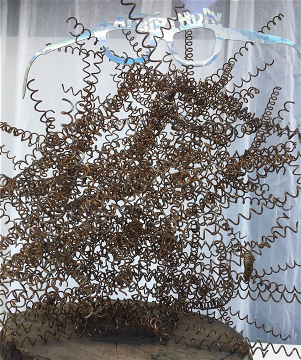 Skulpturen wie diese und Fotos stellt Rutkova Kandinsky im Atelier für kulturelle Angelegenheiten aus.