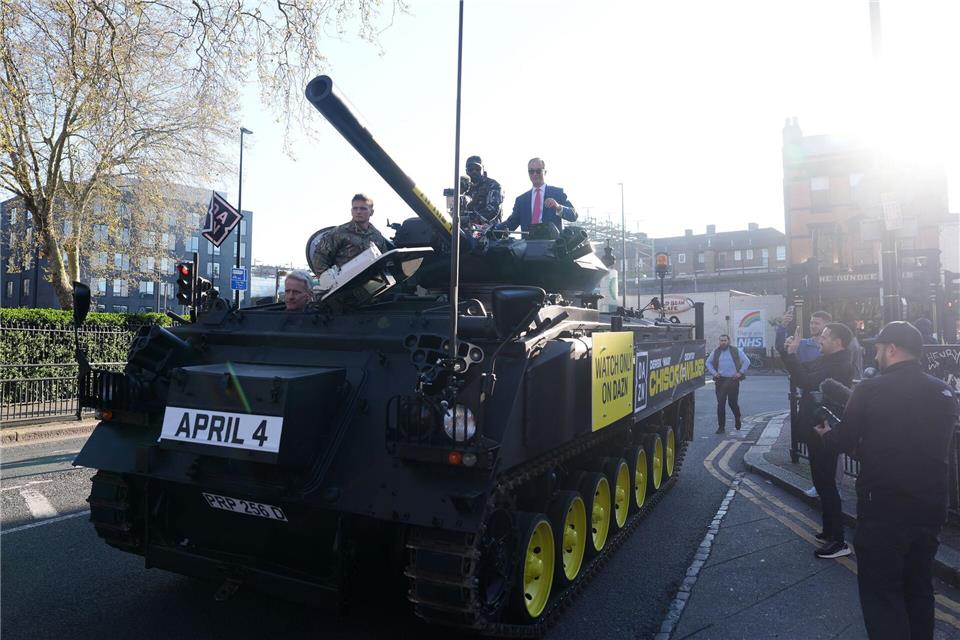 Skurriler Auftritt: Boxer Derek Chisora (l) und Politiker Nigel Farage fahren auf einem Panzer durch London.Adam Davy/PA Wire/dpa