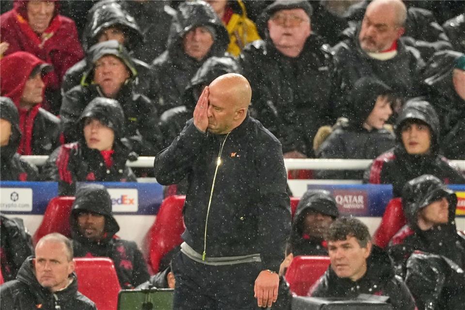 Slot steht im Rückspiel im Regen.Dave Shopland/AP/dpa