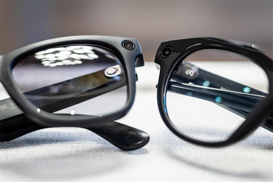 Smart Glasses sind umstritten, da sie andere Menschen oft weitestgehend unbemerkt filmen können. (Archivbild)Christoph Schmidt/dpa