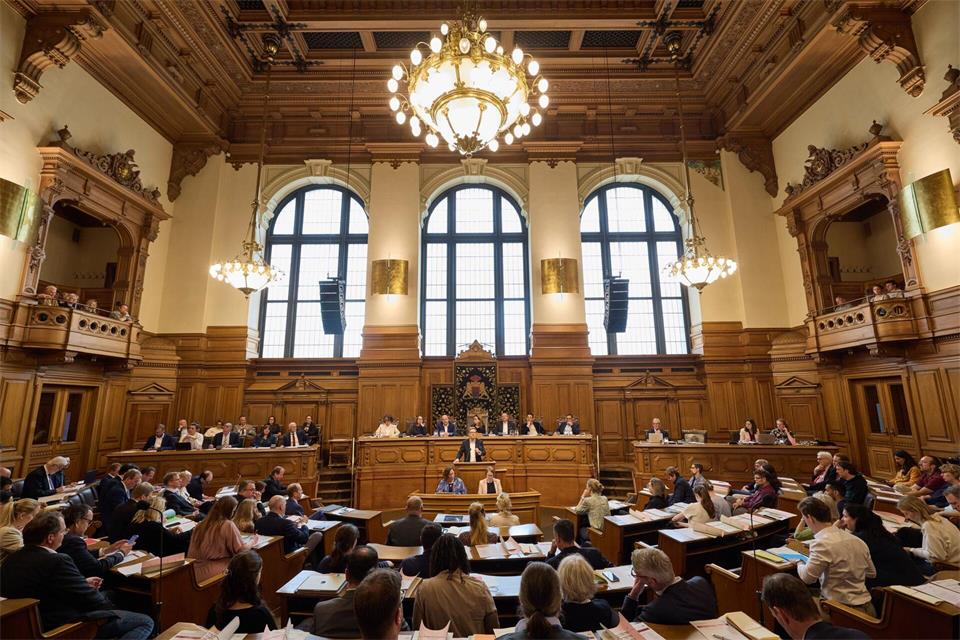 Smart Glasses sollen nach dem Willen der rot-grünen Koalition in Hamburg sowie der Linken aus Teilen des öffentlichen Lebens verbannt werden. (Archivbild)Georg Wendt/dpa