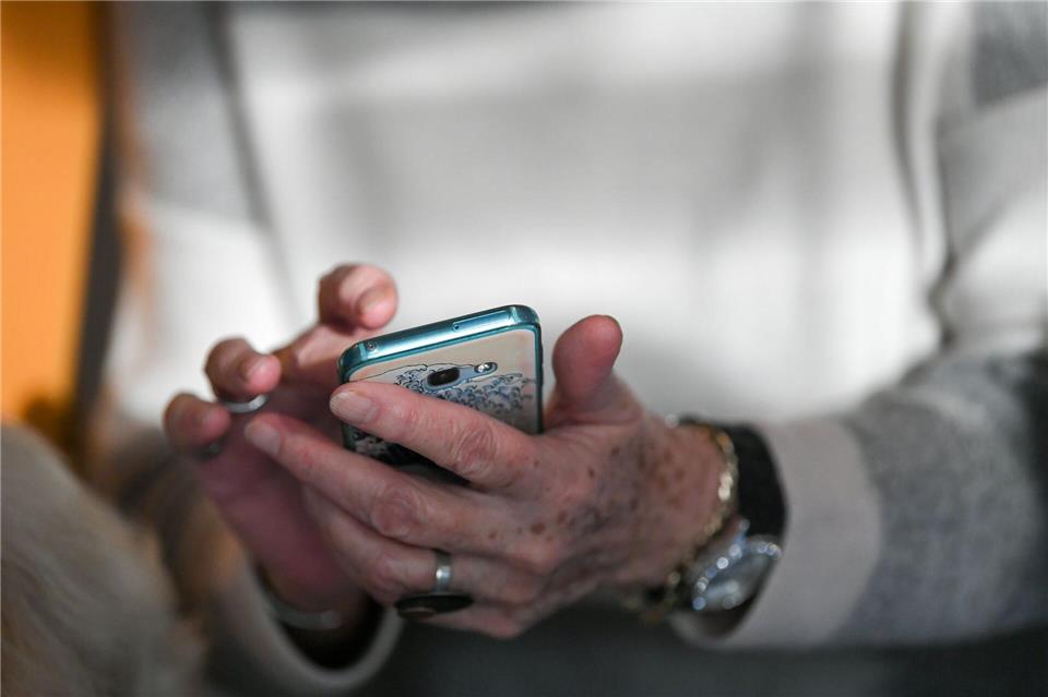 Smartphone? Auch für die allermeisten älteren Leute unverzichtbarer Alltagsbegleiter. (Symbolbild)Jens Kalaene/dpa-Zentralbild/dpa