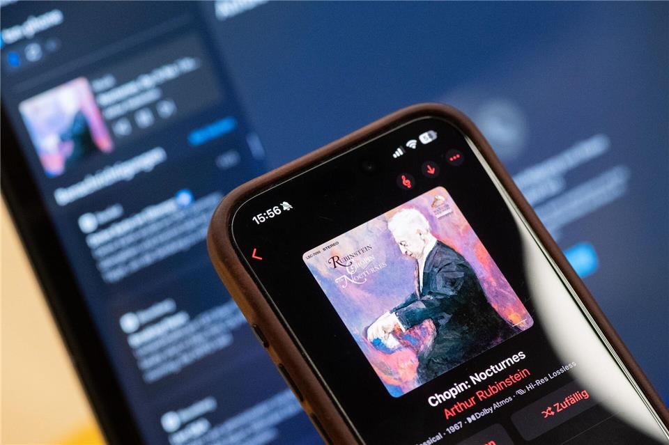 Smartphone Link zu Windows erlaubt es, einige Funktionen des iPhone vom PC aus zu bedienen. Hier lässt sich die Musik vom Streamingdienst steuern und übertragen.Franziska Gabbert/dpa-tmn