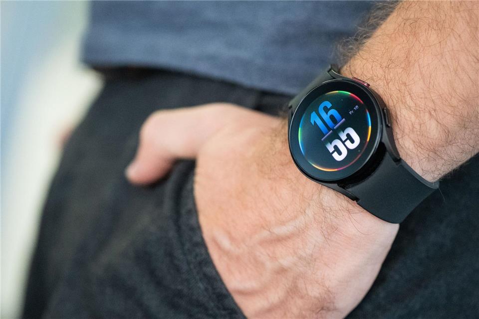 Smartwatch am Handgelenk: Regelmäßige Tragepausen helfen der Haut, sich zu regenerieren.picture alliance/dpa/dpa-tmn