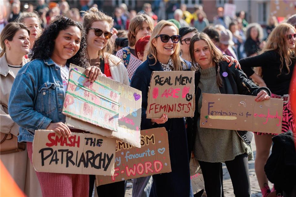 „Smash the Patriarchy“ - Zahlreiche Frauen demonstrieren in Frankfurt.Jörg Halisch/dpa