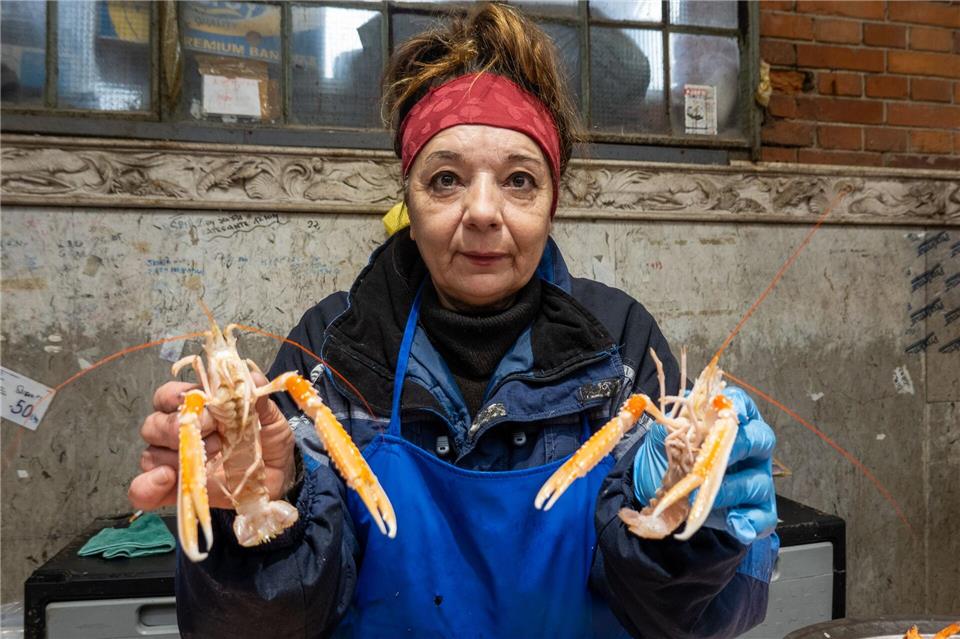 Snježana Sironić verkauft in der Fischhalle Rijeka Scampi. Andreas Drouve/dpa-tmn