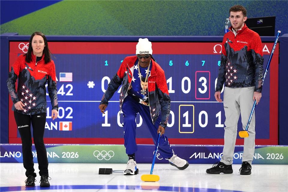 Snoop Dogg (M.) probierte sich im Curling aus.Andrew Milligan/PA Wire/dpa