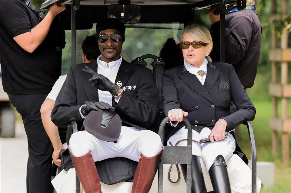 Snoop Dogg und die US-amerikanische Fernsehmoderatorin Martha Stewart erhielten einen Emmy. Rolf Vennenbernd/dpa