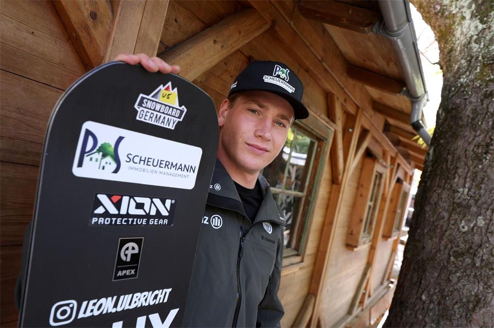 Snowboardcrosser Leon Ulbricht bei der offiziellen Einkleidung für die neue Saison.Karl-Josef Hildenbrand/dpa