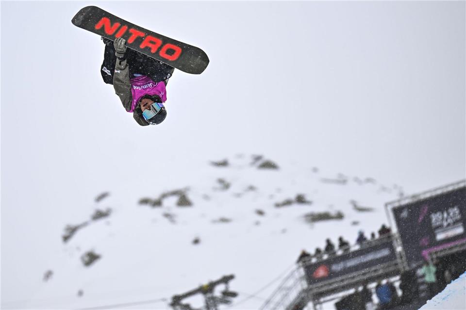 Snowboarder Christoph Lechner wächst in der WM-Halfpipe über sich hinaus.Gian Ehrenzeller/KEYSTONE/dpa